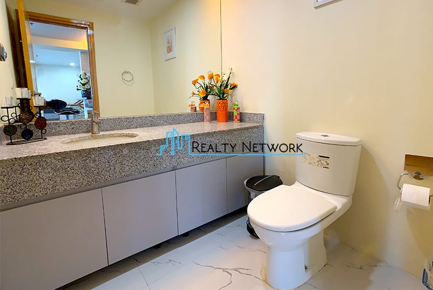 3-Level-1016-residences-with-private-deck-for-sale-powder-room
