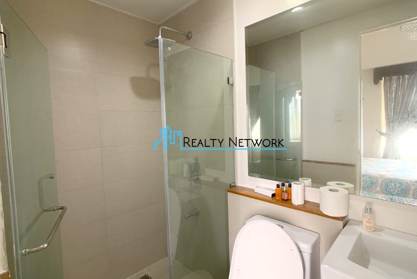 calyx-it-park-for-rent-in-a-2-bedroom-condo-shower