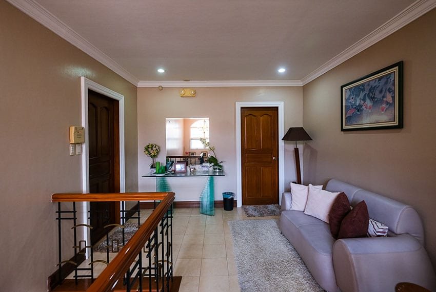 garnetville-house-for-sale-2nd-floor-hallway