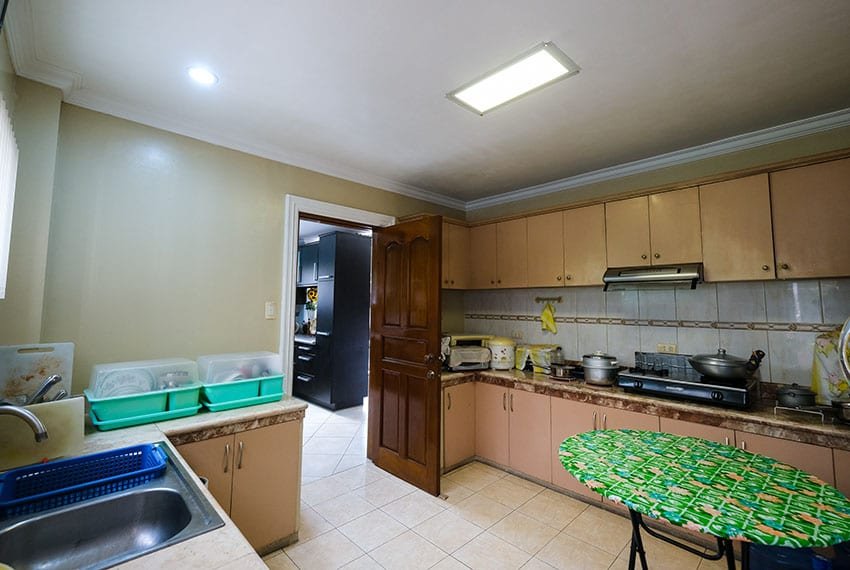 garnetville-house-for-sale-dirty-kitchen