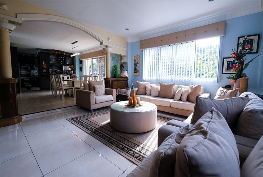 garnetville-house-for-sale-living-entrance