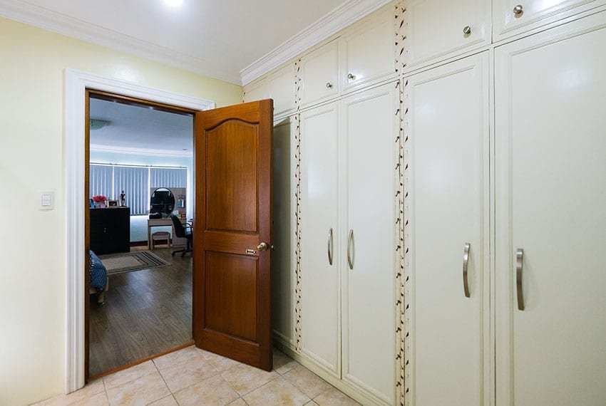 garnetville-house-for-sale-shared-bathroom-and-closet