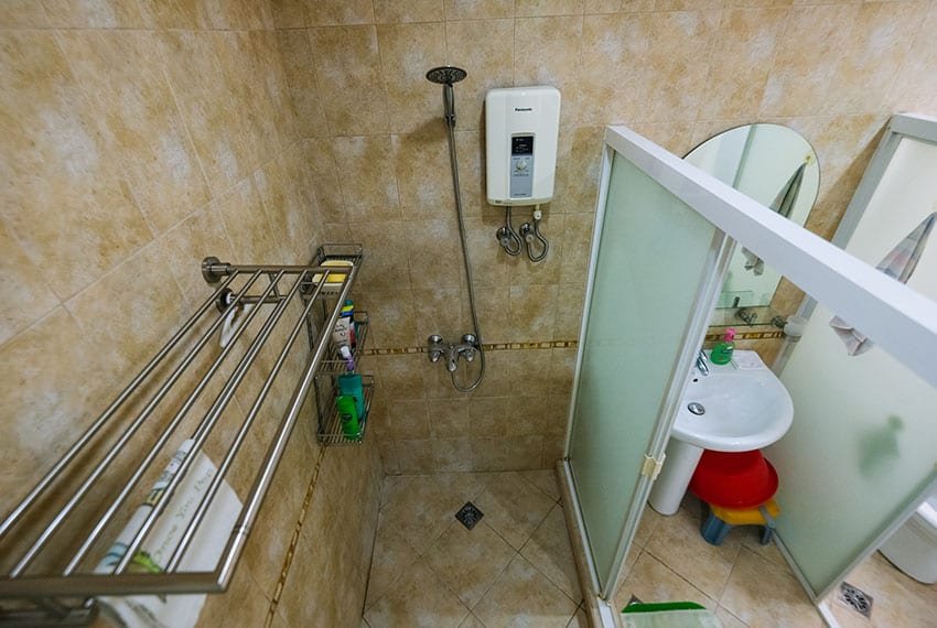 garnetville-house-for-sale-shared-bathroom-shower