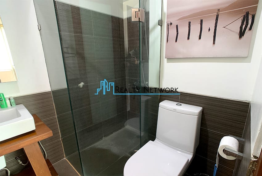 interiored-condo-in-it-park-cebu-masters-bathroom