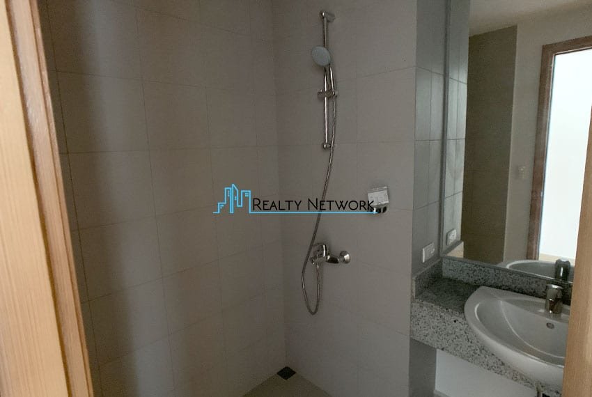 lower-floor-2-bedroom-parkpoint-residence-for-sale-guest-bathroom