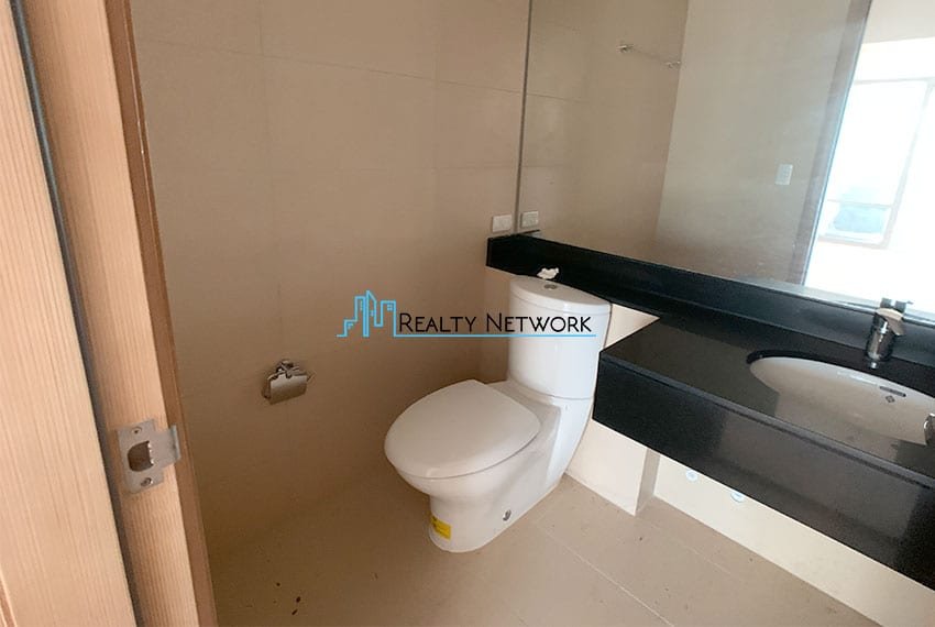lower-floor-2-bedroom-parkpoint-residence-for-sale-master-bathroom