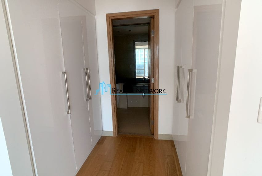 lower-floor-2-bedroom-parkpoint-residence-for-sale-master-walk-in-closet