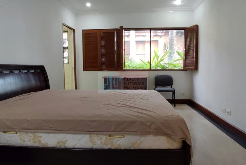 1-bedroom-for-sale-in-coral-point-mactan-kings-bed