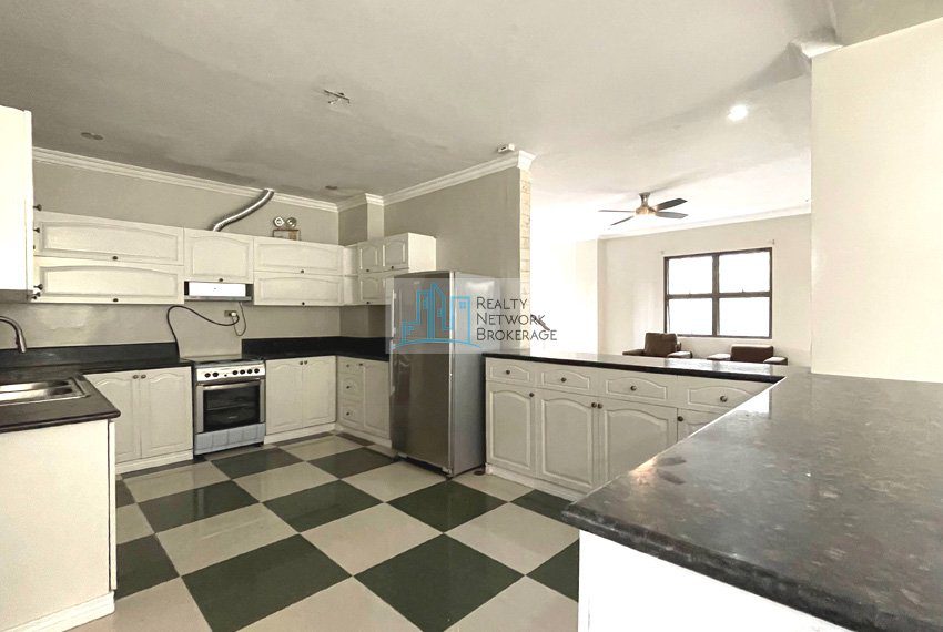 house-for-rent-in-silver-hills-talamban-kitchen-angle