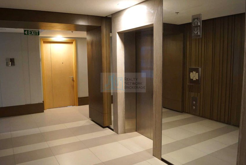 1016-3-bedroom-for-sale-in-cebu-business-park-elevator-area