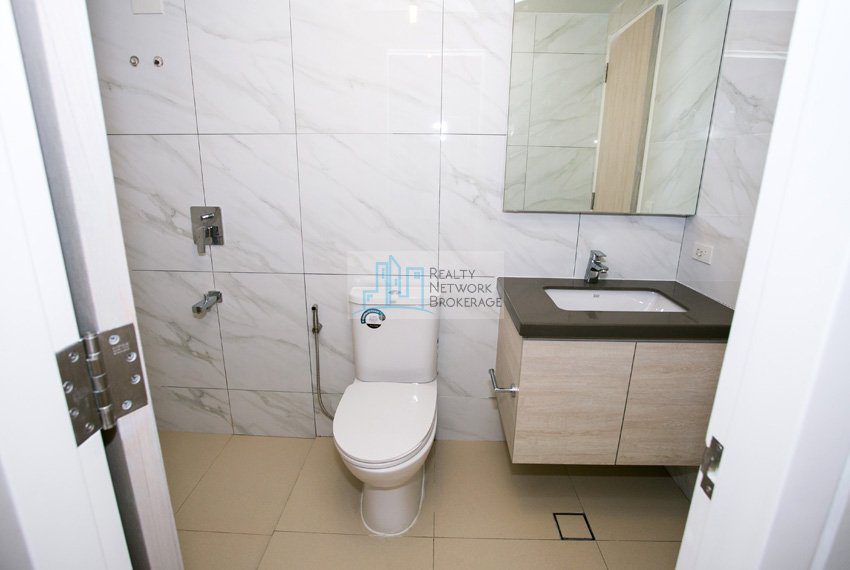 special-corner-1-bedroom-for-sale-in-mandani-bay-suites-bathroom