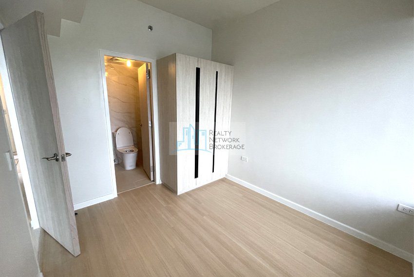 special-corner-1-bedroom-for-sale-in-mandani-bay-suites-room-2