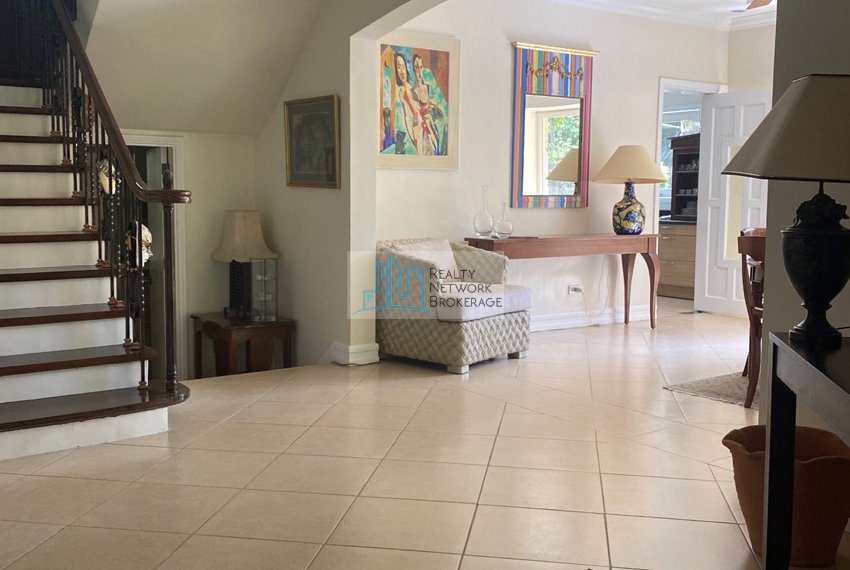 4-bedroom-maria-luisa-house-for-sale-family-area