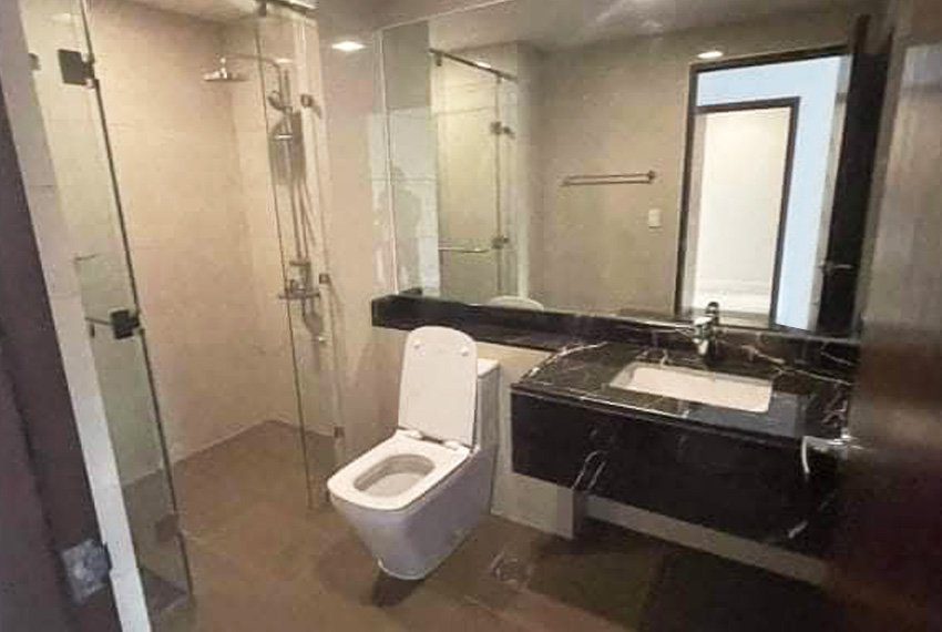 grand-corner-suites-2-bedroom-for-sale-in-alcoves-bathroom