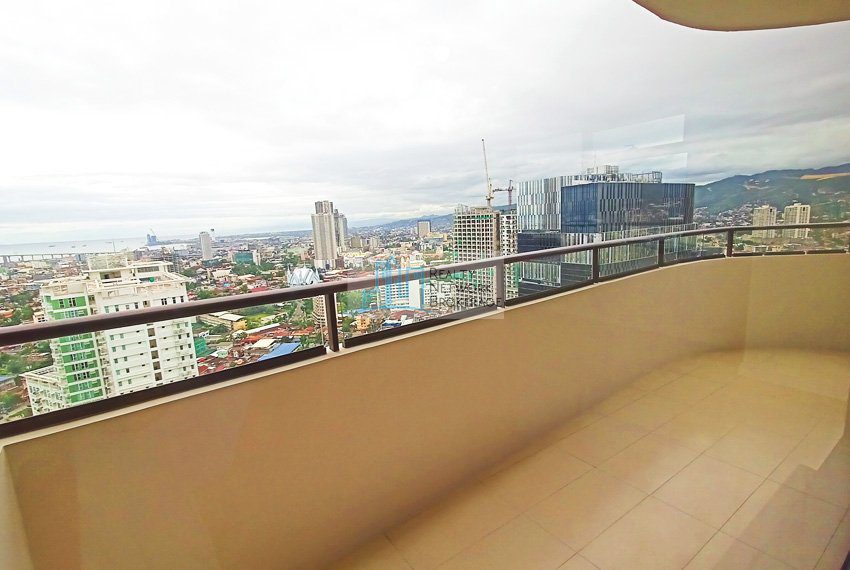 the-alcoves-cebu-2-bedrooms-for-sale-balcony