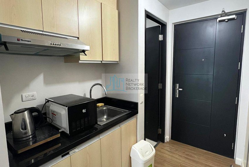 solinea-tower-1-studio-unit-for-rent-kitchen