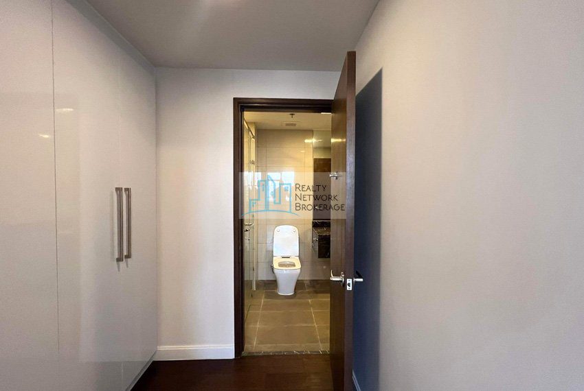1-bedroom-classic-in-the-alcoves-for-sale-1br-toilet-bath