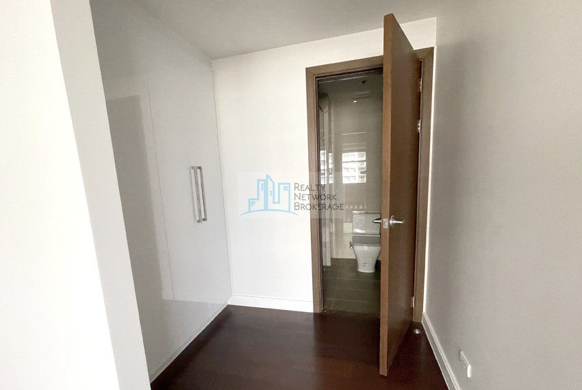1-bedroom-corner-unit-for-rent-in-the-alcoves-toilet-and-bath-entrance
