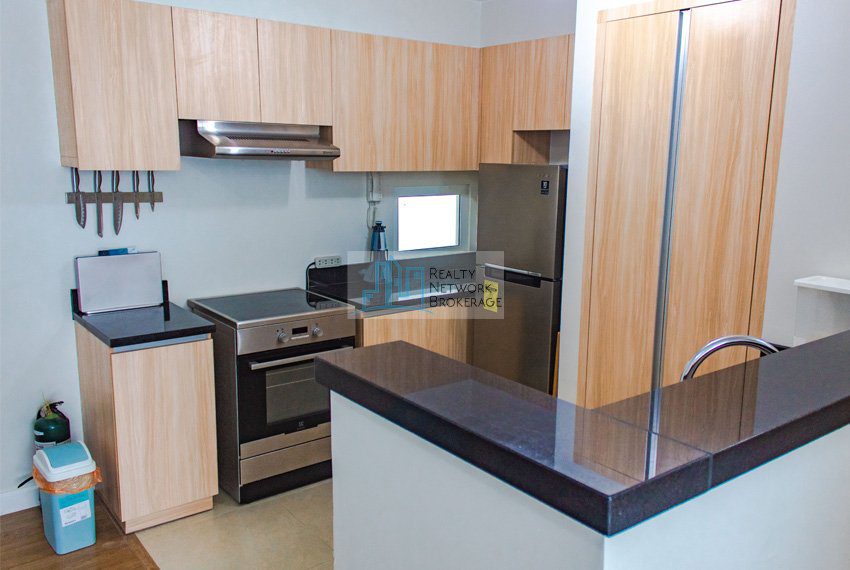2-bedroom-with-balcony-for-rent-in-solinea-tower-kitchen-angle-view