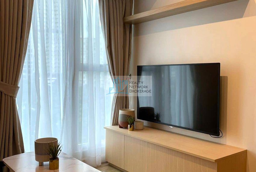 1-bedroom-unit-in-solinea-tower-3-for-rent-toilet-dine-tv