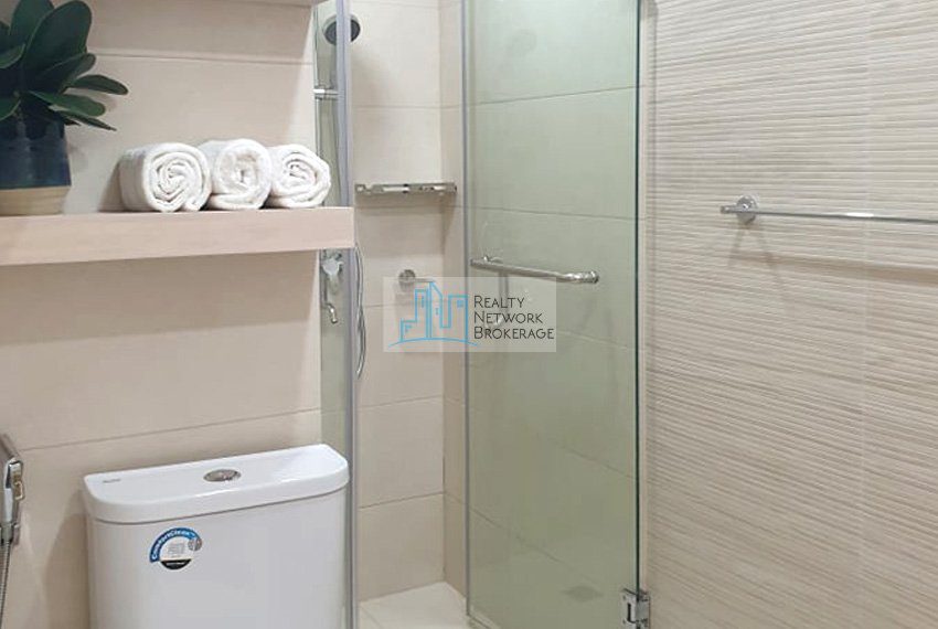 2-bedrooms-for-rent-marco-polo-tower-1-toilet-bathroom
