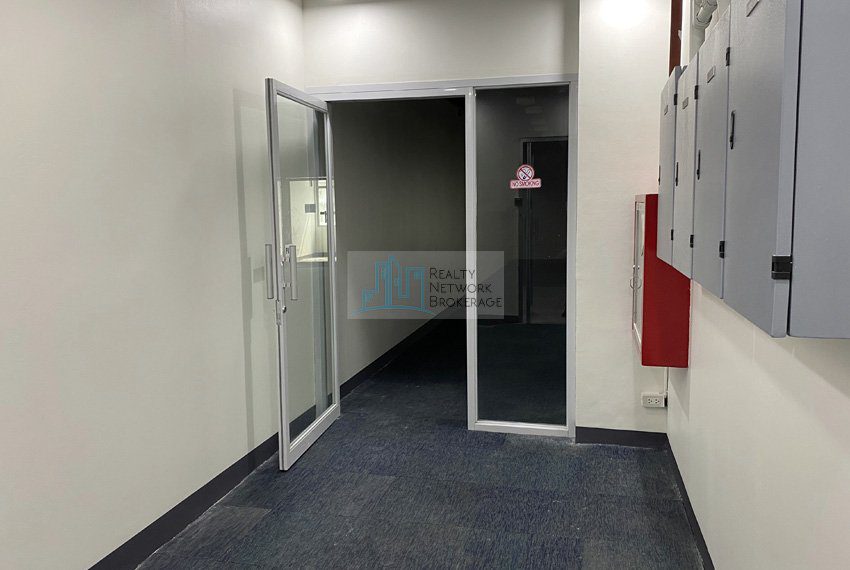221-sqm-carpented-office-space-for-rent-in-cebu-it-park-entrance-door