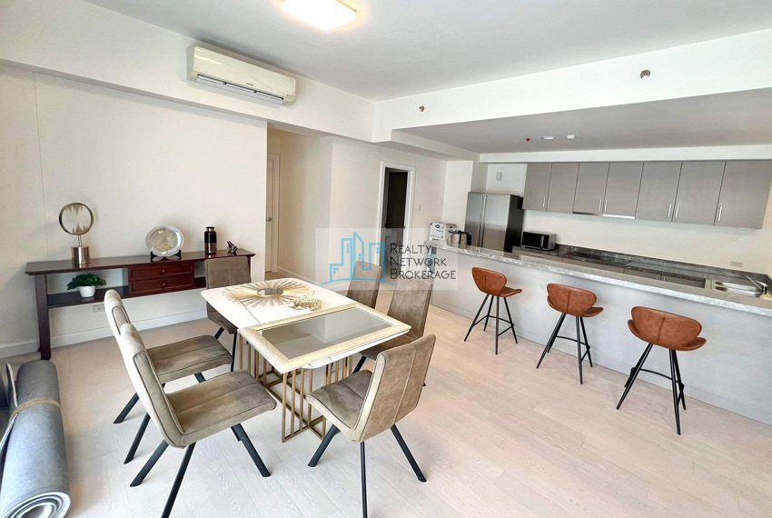 3-bedroom-for-rent-in-32-sanson-solihiya-tower-dining-family