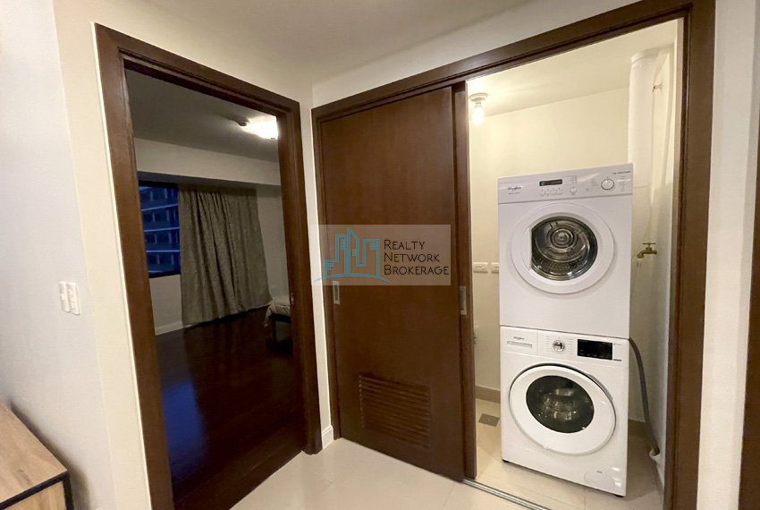 for-rent-1-bedroom-corner-unit-in-the-alcoves-1br-laundry-area