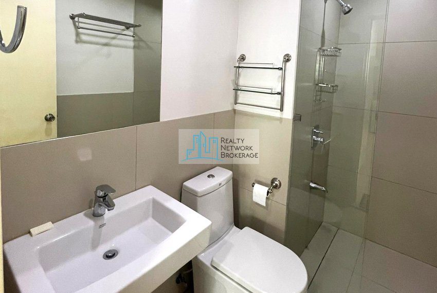 1-bedroom-unit-calyx-residences-with-balcony-for-rent-cr