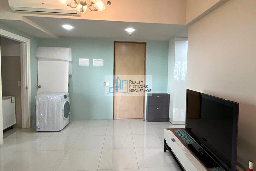 1-bedroom-unit-calyx-residences-with-balcony-for-rent-inside-view