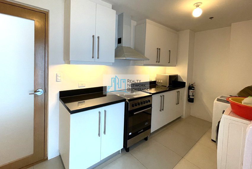 3-bedroom-for-rent-in-parkpoint-residence-kitchen-angle-view