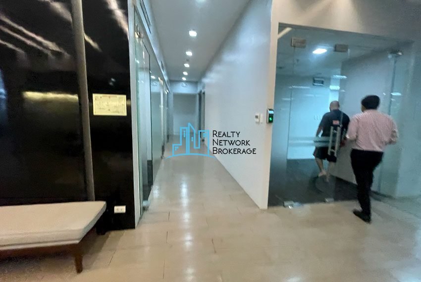 1000 SqM, Office Space For Rent In IT Park-HALLWAY4